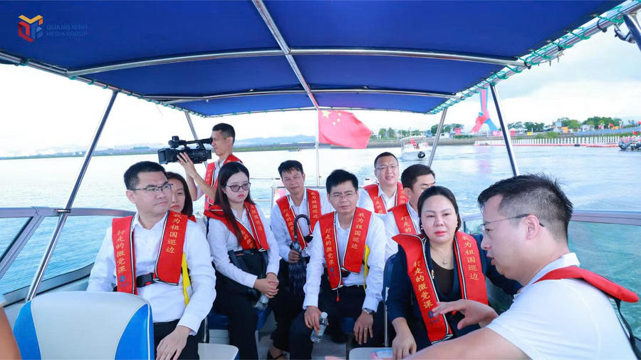 Đoàn đi thuyền, trải nghiệm du lịch sông biên giới Việt - Trung.Ảnh: Báo Quảng Ninh