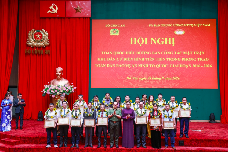 Thứ trưởng Bộ Công an Lê Văn Tuyến và Phó Chủ tịch - Tổng Thư ký Ủy ban Trung ương MTTQ Việt Nam Hà Thị Nga chụp ảnh lưu niệm với các tập thể, cá nhân điển hình tiên tiến.

