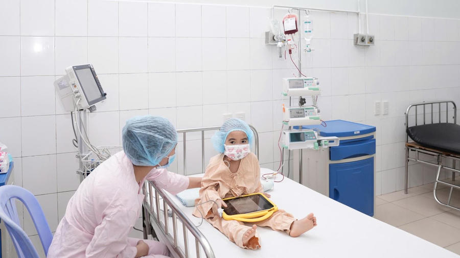 Bé gái 4 tuổi bị suy tủy xương vô căn được cứu sống từ phương pháp ghép tế bào gốc từ bé trai 1,5 tuổi. (Ảnh: Bệnh viện Trung ương Huế)