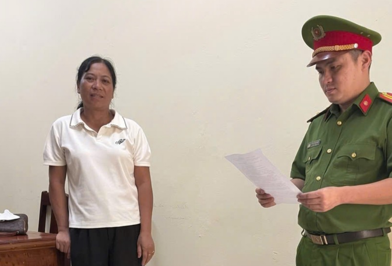 Cơ quan Công an tống đạt quyết định và lệnh đối với Trần Thị Minh Luyện. (Ảnh: Công an tỉnh Phú Thọ)
