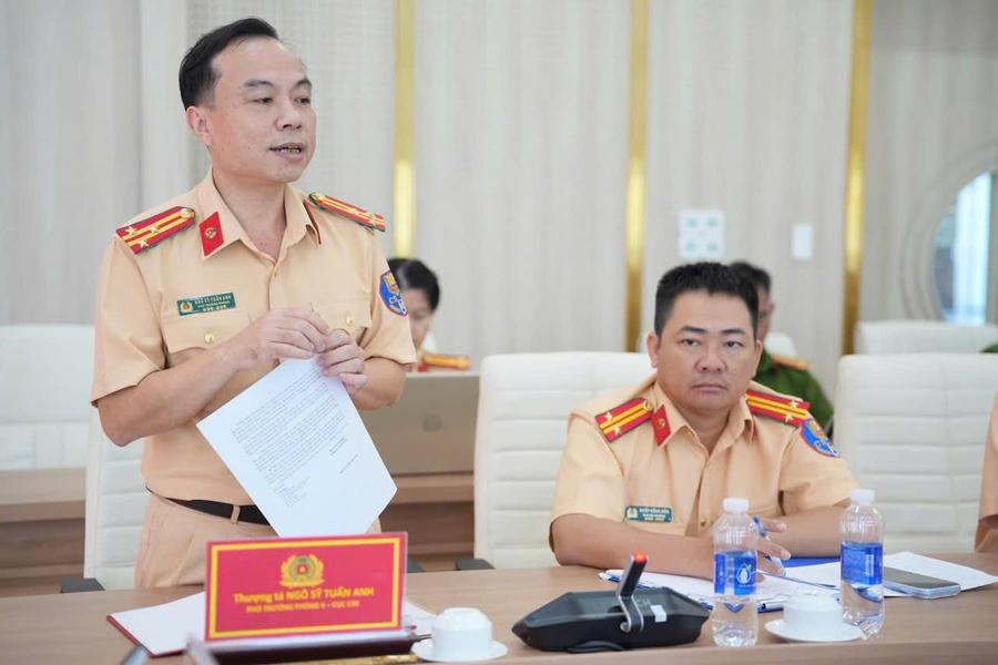 Lãnh đạo Phòng CSGT báo cáo tại buổi làm việc.