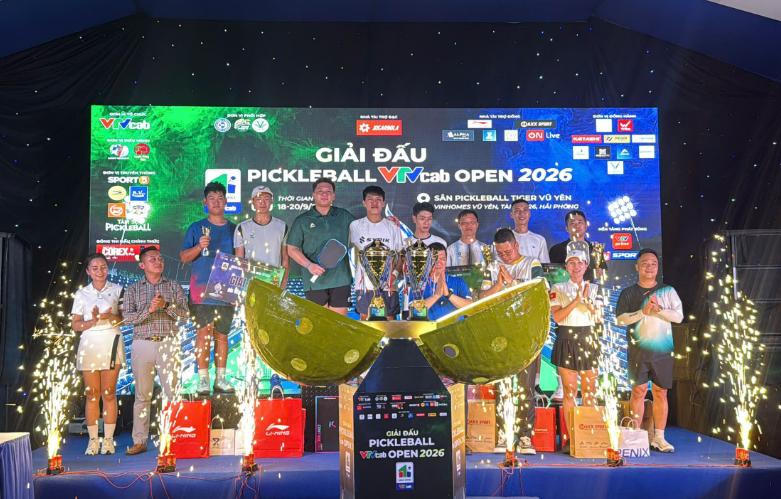 Trao giải các vận động viên đạt giải nội dung Đôi hỗn hợp OPEN.