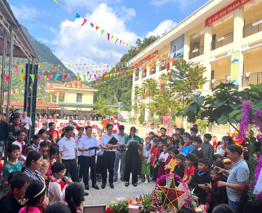 Các em ở Trường Phổ thông Nội trú Tiểu học và THCS Phố Bảng vẫn được đón trung thu bình thường như những năm khác.