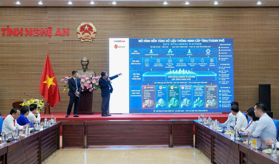 Đại diện các doanh nghiệp công nghệ trình bày cấu trúc Kho dữ liệu chung của tỉnh Nghệ An.