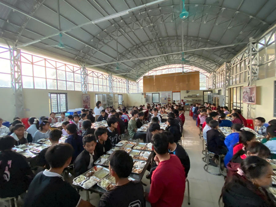 Bữa ăn của học sinh Trường Phổ thông Nội trú Tiểu học và THCS Phố Bảng được bảo đảm dinh dưỡng và chế độ ăn theo đúng quy định.