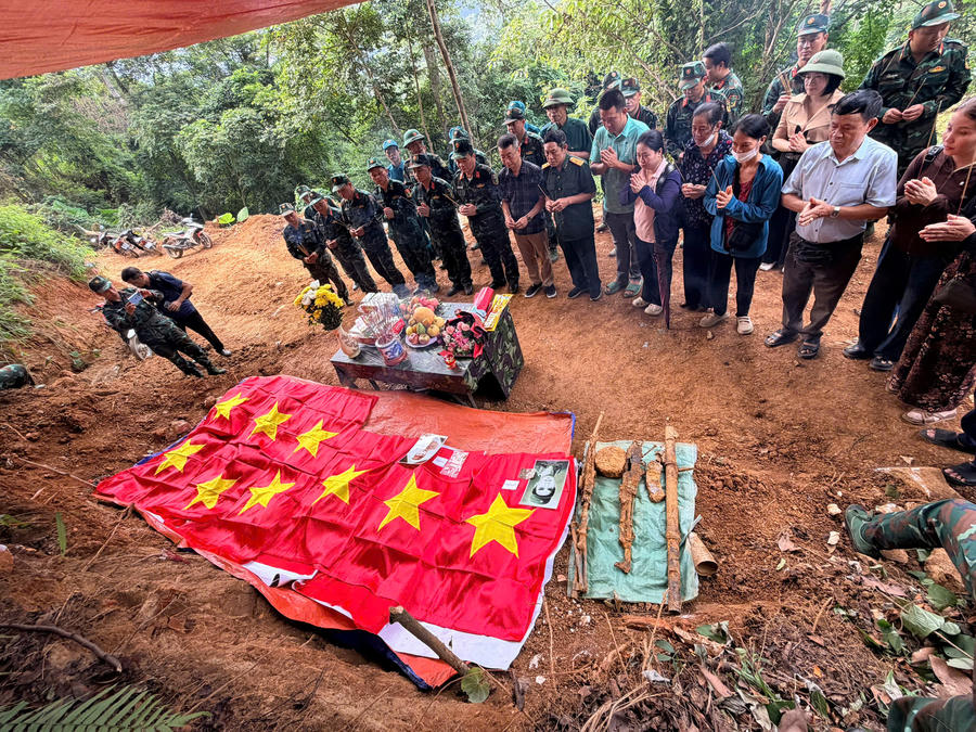 Các đại biểu dâng hương tưởng niệm các liệt sĩ được tìm thấy, quy tập tại điểm cao 400, thôn Giang Nam, xã Thanh Thủy.