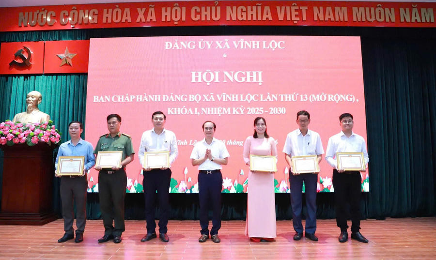 Ông Huỳnh Cao Cường, Bí thư Đảng ủy, Chủ tịch HĐND xã Vĩnh Lộc trao Giấy khen cho các tập thể và cá nhân có thành tích trong công tác kết nạp Đảng viên - (Ảnh: xã Vĩnh Lộc)