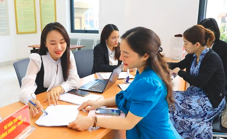 Người d&acirc;n được hướng dẫn l&agrave;m thủ tục h&agrave;nh ch&iacute;nh tại Trung t&acirc;m Phục vụ h&agrave;nh ch&iacute;nh c&ocirc;ng th&agrave;nh phố H&agrave; Nội.