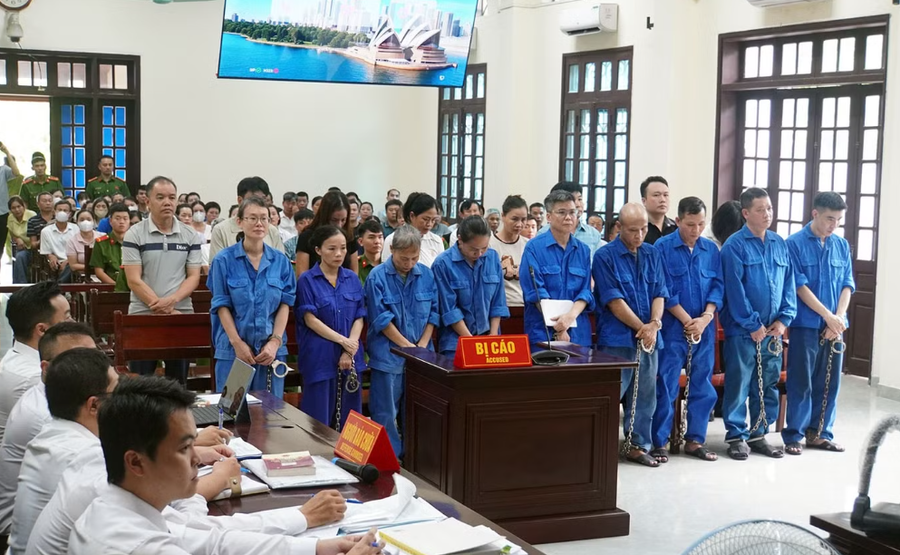 17 bị cáo hầu tòa ngày 30.9. Ảnh: Mai Dung