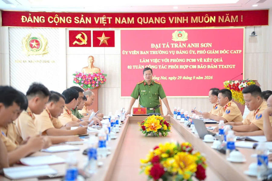 Đại tá Trần Anh Sơn, Phó Giám đốc Công an thành phố Đồng Nai chủ trì buổi làm việc với Phòng Cảnh sát giao thông.