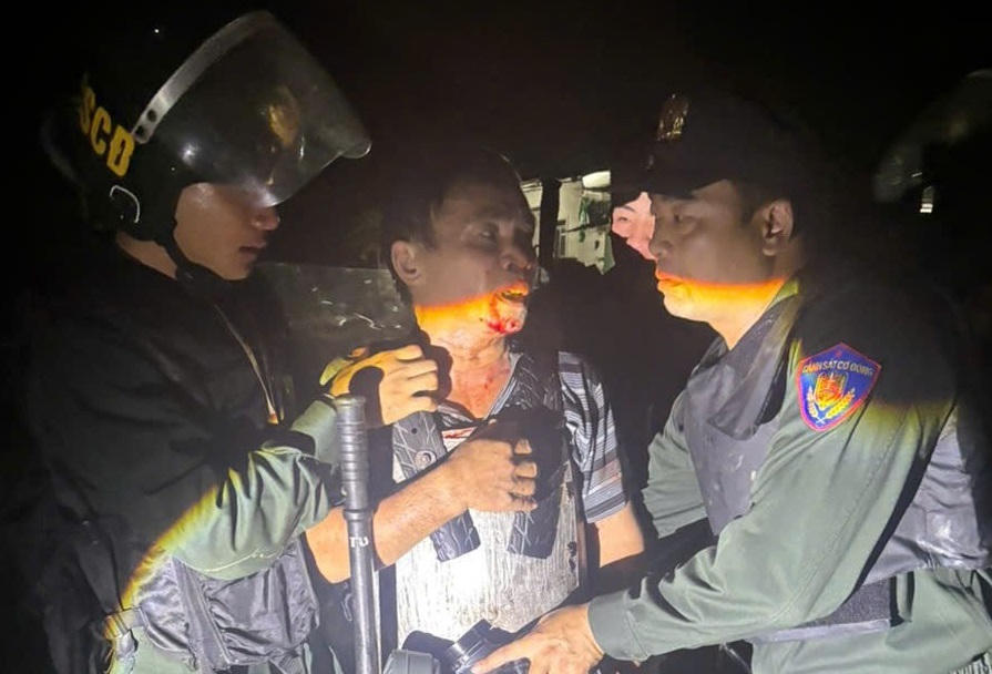 Lực lượng Cảnh sát cơ động khống chế, bắt giữ đối tượng Hoàng Hữu Lai.