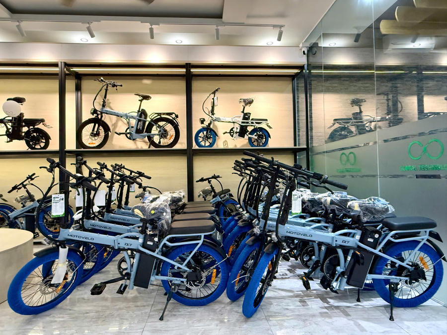 Các dòng xe đạp trợ lực điện MOTOVELO được trưng bày tại showroom, hướng đến nhu cầu di chuyển ngắn trong đô thị.