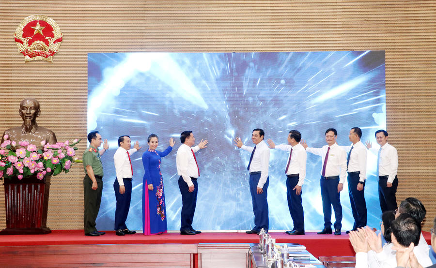 Các đại biểu ấn nút vận hành thử nghiệm Kho dữ liệu dùng chung và Nền tảng phân tích, điều hành tỉnh Nghệ An.