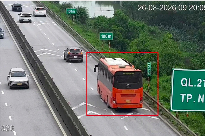 Một tài xế xe khách không giữ khoảng cách an toàn với ô tô con đi phía trước (Ảnh chụp màn hình)
