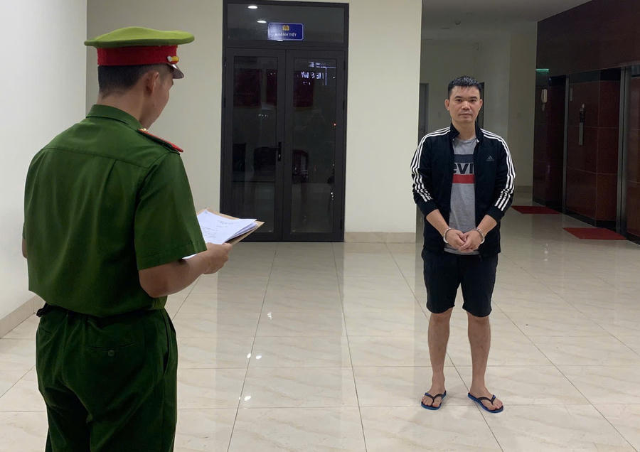 Tống đạt các quyết định đối với Trần Văn Quân - Ảnh Công An TP Đà Nẵng.