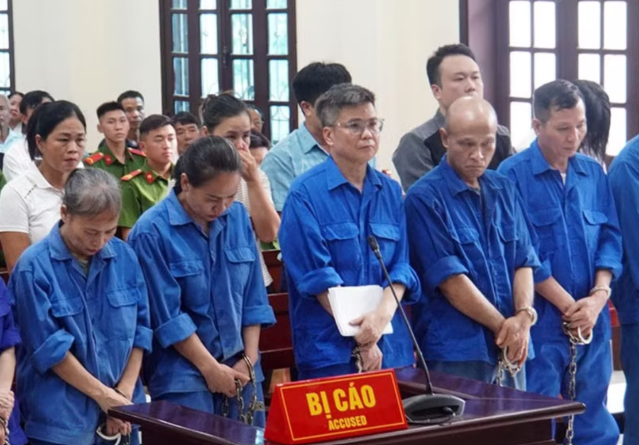 Bị cáo Trương Sỹ Toàn (đeo kính, giữa ảnh) - nguyên Tổng Giám đốc Công ty CP Đồ hộp Hạ Long lĩnh án.
