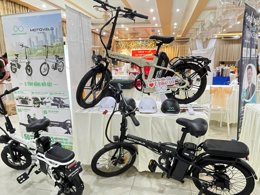MOTOVELO TX7 với thiết kế gấp gọn, pin lithium tháo rời và hệ truyền động Shimano 7 cấp.