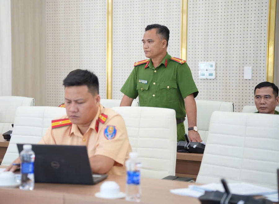 Đại diện các đơn vị báo cáo tại buổi  làm việc.