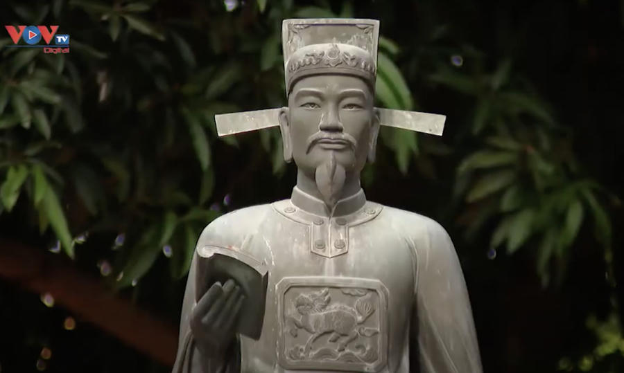 Tượng danh nhân Tô Hiến Thành tại đền Văn Hiến, xã Hạ Mỗ, huyện Đan Phượng. Ảnh: Cắt từ video
