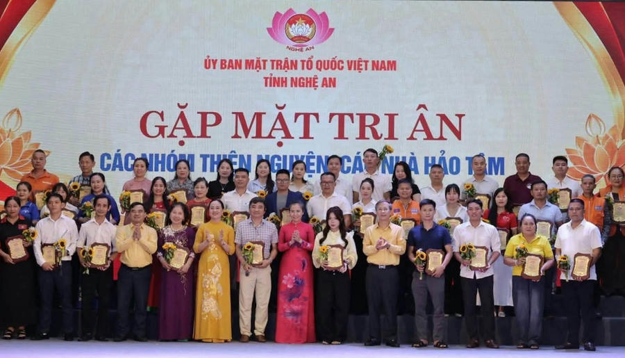 Lãnh đạo Mặt trận Tổ quốc tỉnh Nghệ An trao biểu trưng tri ân, tặng hoa cảm ơn 72 tập thể, nhóm và 93 cá nhân đã có nhiều đóng góp cho hoạt động thiện nguyện trên địa bàn Nghệ An.