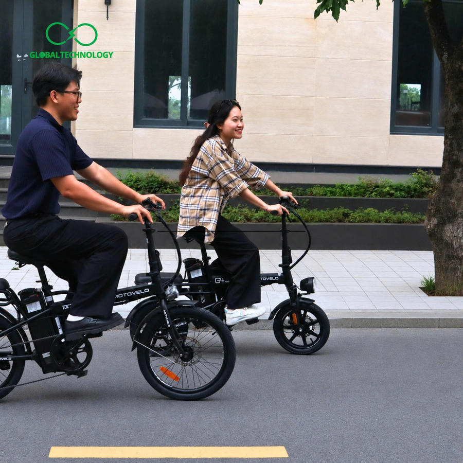 Khách hàng trải nghiệm khả năng gấp gọn và vận hành của xe đạp trợ lực điện MOTOVELO tại showroom.