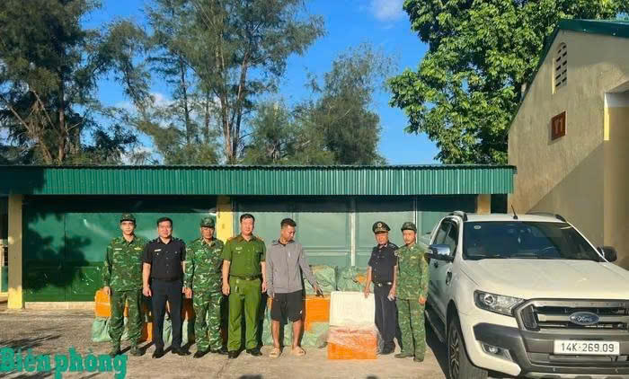 Đối tượng Phạm Văn Tú cùng tang vật tại cơ quan chức năng. Ảnh: Cao Thanh Đông