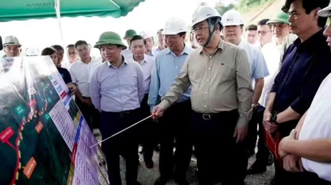 Đồng chí Phạm Gia Túc, Ủy viên Bộ Chính trị, Phó Thủ tướng Thường trực Chính phủ kiểm tra thực tế tại dự án đường cao tốc Đồng Đăng (Lạng Sơn)-Trà Lĩnh (Cao Bằng) ngày 27/9 vừa qua. (Ảnh: TRÍ DŨNG)