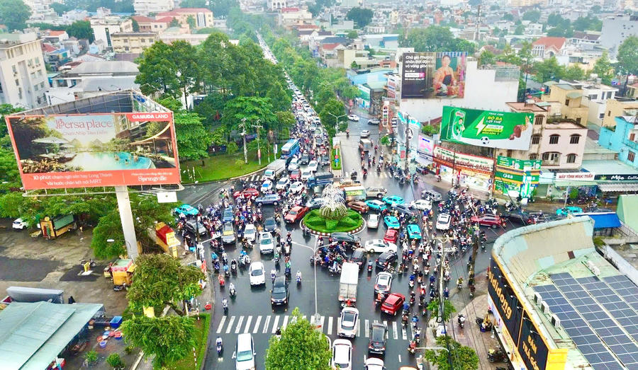 Từ 0h ngày 2/10, đường Đồng Khởi, đoạn từ ngã tư Amata đến nút giao Đồng Khởi - Nguyễn Văn Tiên, được tổ chức lại thành 3 làn xe. Ảnh: DK