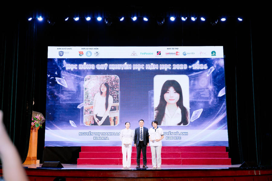 Quỹ học bổng Khoa Luật – Học viện Ngân hàng trao tặng học bổng
cho sinh viên có hoàn cảnh khó khăn đạt thành tích cao trong học tập .