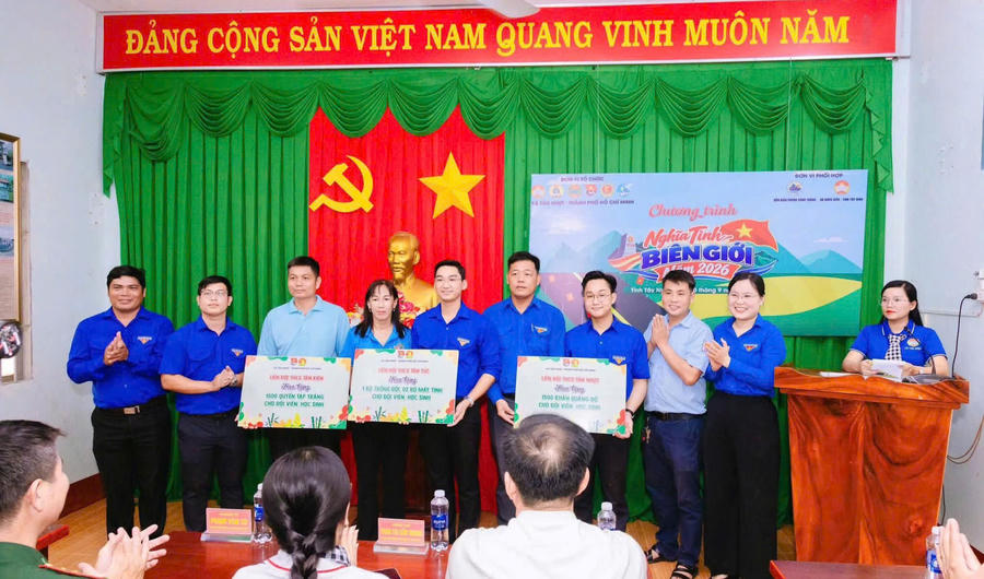 Ngay sau lễ ký kết, đoàn công tác xã Tân Nhựt đã trao nhiều phần quà, công trình và phương tiện thiết thực cho cán bộ, chiến sĩ và người dân có hoàn cảnh khó khăn - (Ảnh: xã Tân Nhựt)
