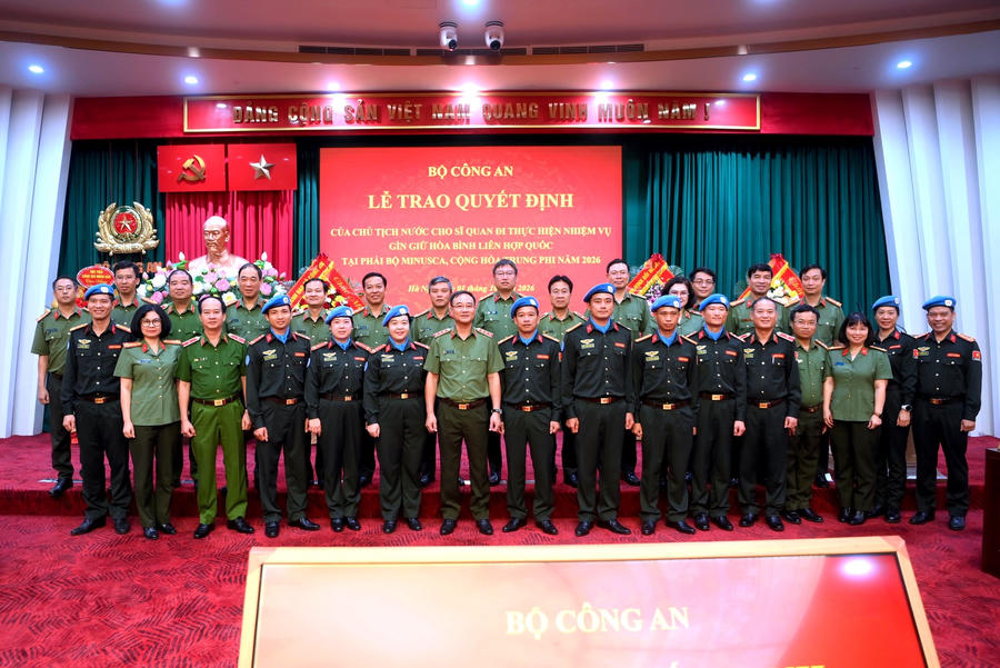 Thứ trưởng Phạm Thế Tùng cùng các đại biểu và Tổ công tác số 10 dự Lễ công bố. (Ảnh: Bộ Công an)