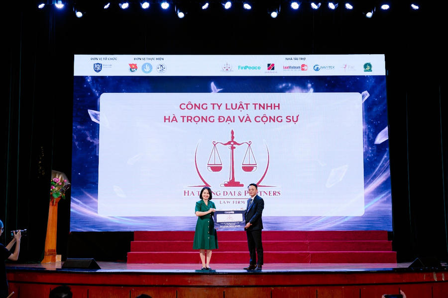 Các đại biểu, khách mời, nhà tài trợ chụp ảnh lưu niệm
cùng Ban lãnh đạo và tập thể giảng viên Khoa Luật – Học viện Ngân hàng.