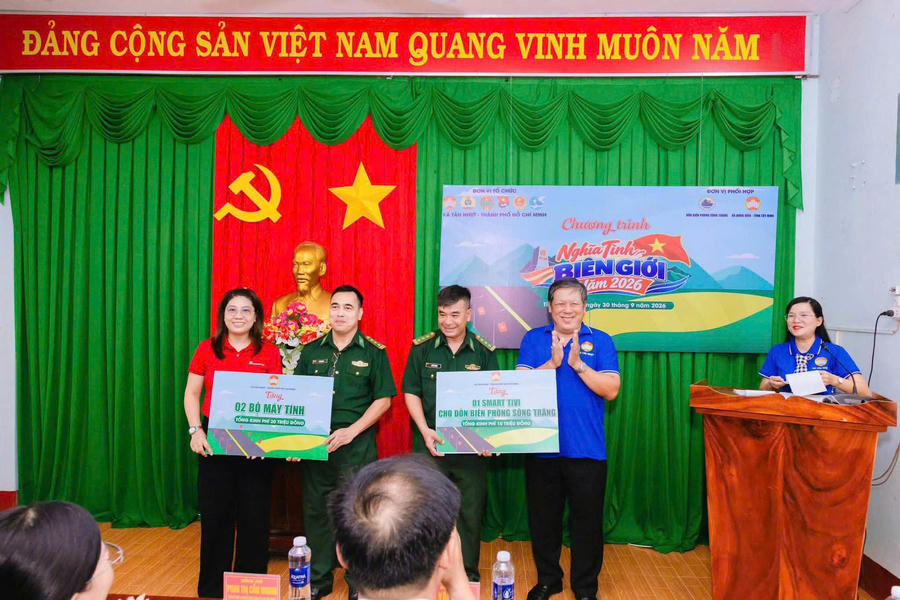 Ngay sau lễ ký kết, đoàn công tác xã Tân Nhựt đã trao nhiều phần quà, công trình và phương tiện thiết thực cho cán bộ, chiến sĩ và người dân có hoàn cảnh khó khăn - (Ảnh: xã Tân Nhựt)