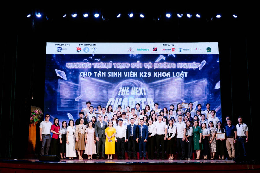 Các đại biểu, khách mời, nhà tài trợ chụp ảnh lưu niệm
cùng Ban lãnh đạo và tập thể giảng viên Khoa Luật – Học viện Ngân hàng.