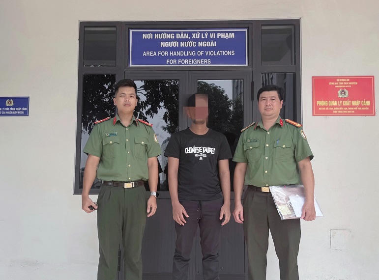 Tống đạt quyết định xử phạt hành chính và trục xuất người nước ngoài vi phạm pháp luật và đưa người nước ngoài vào cơ sở lưu trú trong thời gian làm thủ tục trục xuất. Ảnh: Công an Thái Nguyên