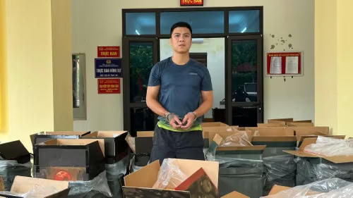 Đối tượng Trần Quang Khải và tang vật thu giữ.