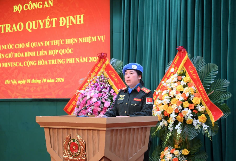 Đại úy Nguyễn Lan Anh phát biểu nhận nhiệm vụ. (Ảnh: Bộ Công an)