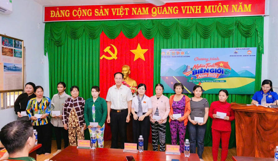 Ngay sau lễ ký kết, đoàn công tác xã Tân Nhựt đã trao nhiều phần quà, công trình và phương tiện thiết thực cho cán bộ, chiến sĩ và người dân có hoàn cảnh khó khăn - (Ảnh: xã Tân Nhựt)