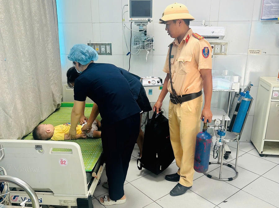 Tổ công tác Đội Cảnh sát giao thông đường bộ số 3 kịp thời hỗ trợ hai mẹ con đến cơ sở y tế.