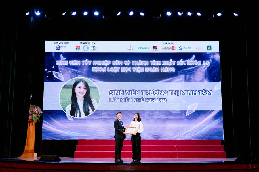 Quỹ học bổng Khoa Luật – Học viện Ngân hàng trao tặng học bổng
cho sinh viên tốt nghiệp sớm có thành tích xuất sắc.