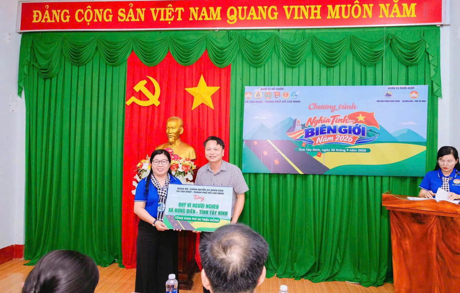Ngay sau lễ ký kết, đoàn công tác xã Tân Nhựt đã trao nhiều phần quà, công trình và phương tiện thiết thực cho cán bộ, chiến sĩ và người dân có hoàn cảnh khó khăn - (Ảnh: xã Tân Nhựt)