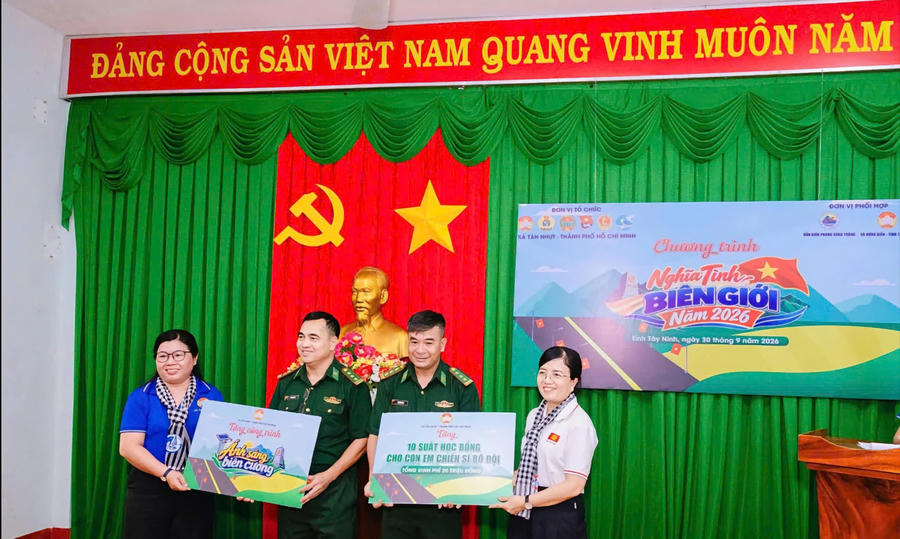 Ngay sau lễ ký kết, đoàn công tác xã Tân Nhựt đã trao nhiều phần quà, công trình và phương tiện thiết thực cho cán bộ, chiến sĩ và người dân có hoàn cảnh khó khăn - (Ảnh: xã Tân Nhựt)