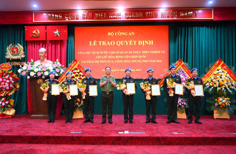 Thừa ủy quyền, Thứ trưởng Phạm Thế Tùng trao Quyết định của Chủ tịch nước cho 07 sĩ quan đi thực hiện nhiệm vụ GGHB LHQ tại Phái bộ MINUSCA. (Ảnh: Bộ Công an)
