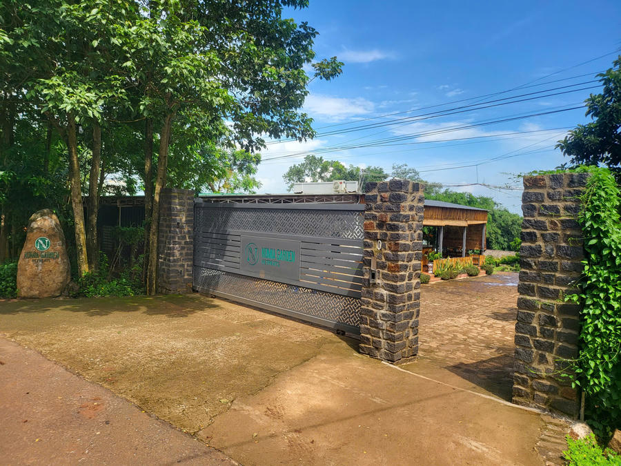 Hàng loạt chòi nghỉ, bể bơi và công trình phục vụ lưu trú tại Nomia Garden Retreats, khu vực Bến Nôm, được xây dựng trên các thửa đất có mục đích sử dụng chủ yếu là đất trồng cây lâu năm.