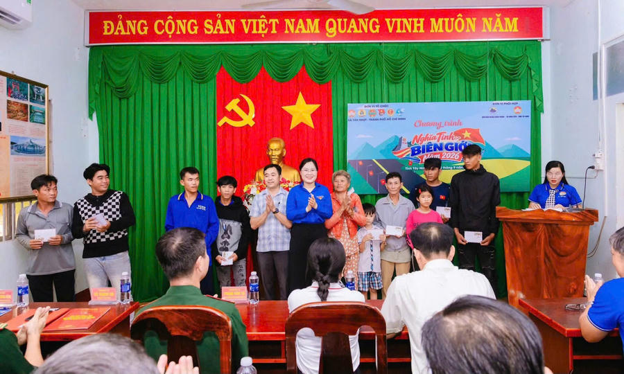 Ngay sau lễ ký kết, đoàn công tác xã Tân Nhựt đã trao nhiều phần quà, công trình và phương tiện thiết thực cho cán bộ, chiến sĩ và người dân có hoàn cảnh khó khăn - (Ảnh: xã Tân Nhựt)