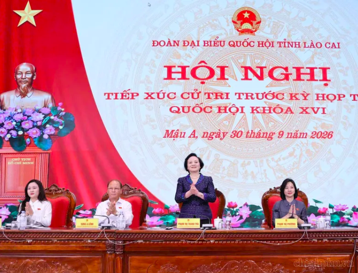 Phó Thủ tướng Phạm Thị Thanh Trà cùng các đại biểu Quốc hội tỉnh Lào Cai tiếp xúc cử tri. Ảnh CTTĐT Lào Cai