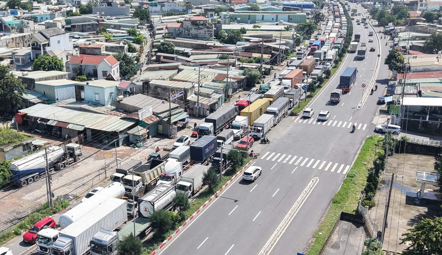 Dòng phương tiện nối dài trên QL1, đoạn qua khu vực cầu Đồng Nai trong sáng 1/10. Ảnh: DK