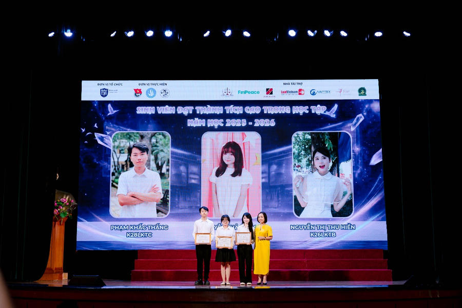 Quỹ học bổng Khoa Luật – Học viện Ngân hàng trao tặng học bổng
cho sinh viên đạt thành tích cao trong học tập.