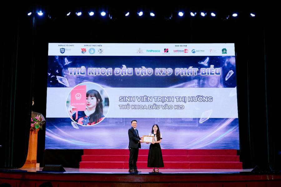 Luật sư Hà Trọng Đại trao Quỹ học bổng Khoa Luật – Học viện Ngân hàng trao tặng học bổng
cho sinh viên thủ khoa đầu vào K29 Khoa Luật.