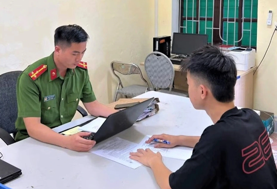 Công an làm việc với người liên quan vụ việc (Ảnh: Công an cung cấp).